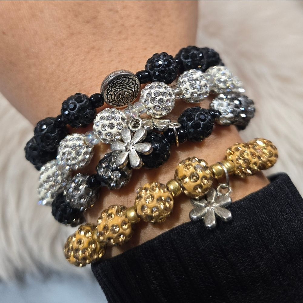 Set of 4 elastic beaded bracelets with rhinestones